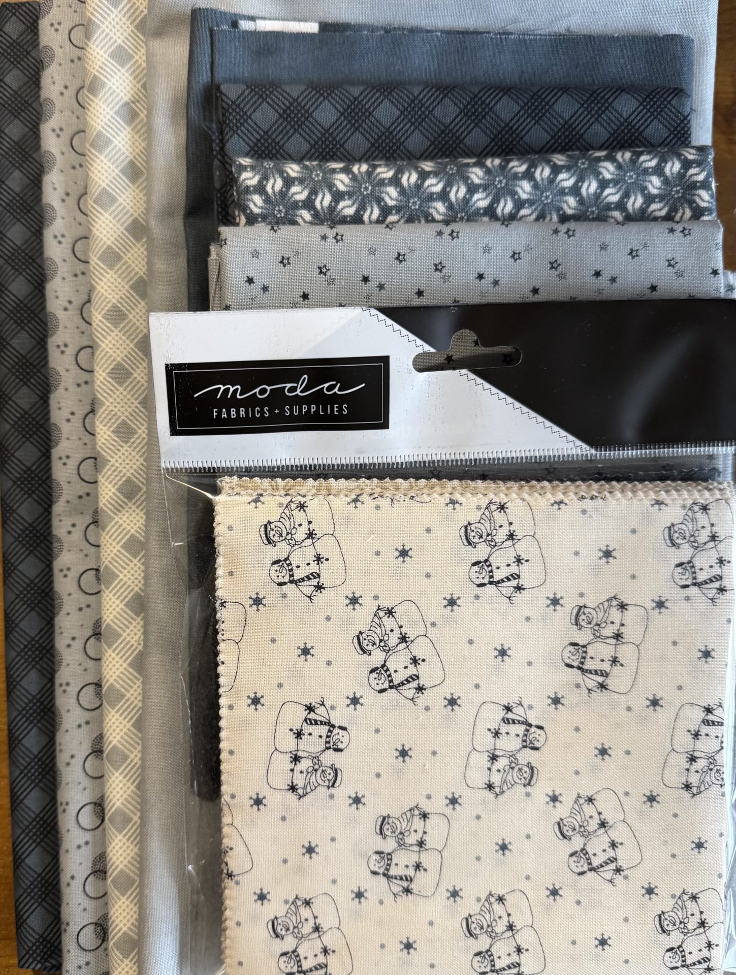 Snowman Gatherings Project Pack – Includes Charm Pack & over 3m of Fabric